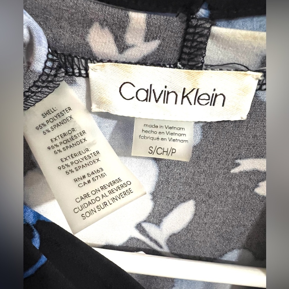 Calvin Klein Black Floral 3/4 Sleeve V Neck Top Size Small - Picture 3 of 3